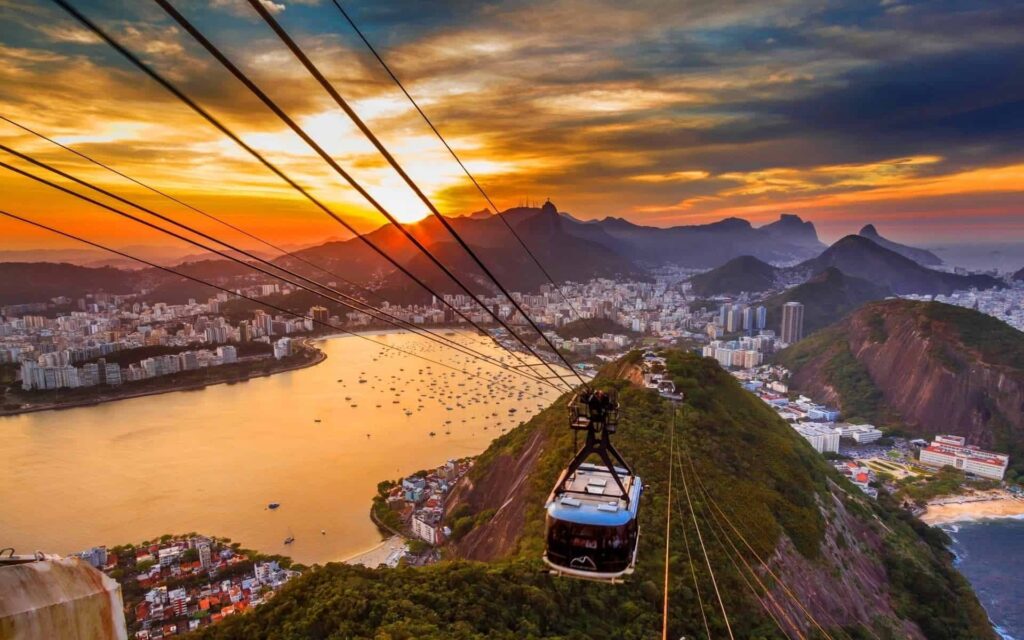 Vista aérea do Rio de Janeiro com o Pão de Açúcar e a Baía de Guanabara ao fundo